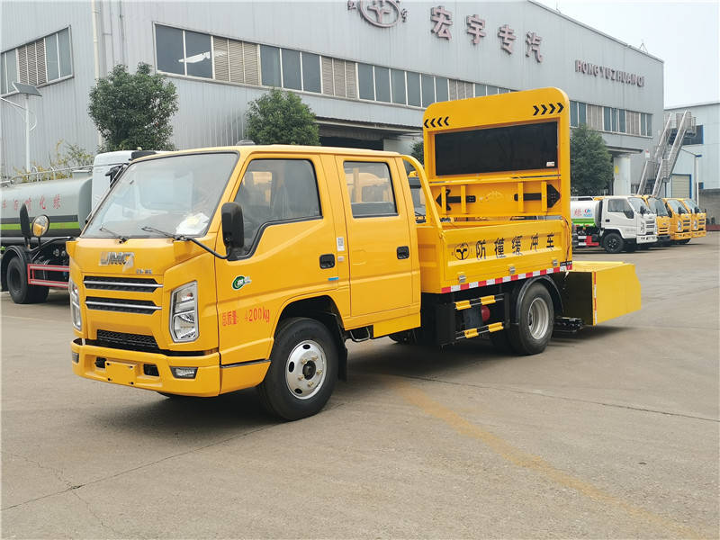 高速公路安全防線 防撞緩沖車的防護與救援使命